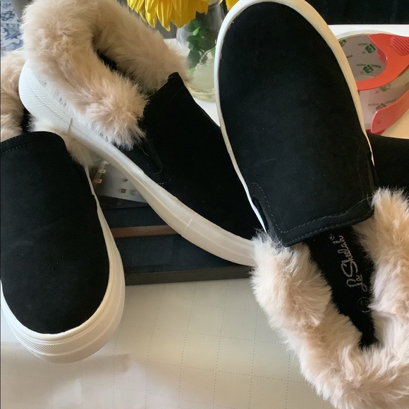 🌝NWT LA SHEELAH Sz6 BLACK FAUX SUEDE FUR TRIM SNEAKERS - Picture 8 of 9